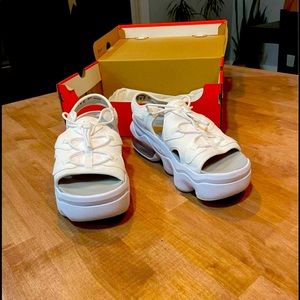 Women’s air max Koko Sandals! (Like NEW) size 9!!